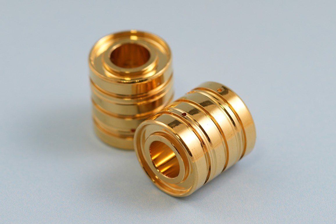 To metalcylindere med belægning med galvanisk guld.