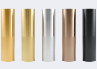 Fünf Metallrohre mit PVD-Beschichtung in Chrom, Schwarzchrom, Deko-Gold, Deko-Messing und Deko-Kupfer.